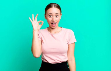 Başarılı ve tatmin olmuş hissediyorum, ağzım açık gülümsüyorum, elimle imzamı atıyorum.