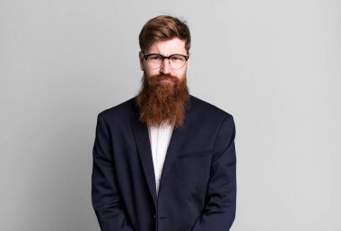 Uzun sakallı adam üzgün ve mızmızlanıyor. Mutsuz bir bakışı var ve ağlıyor. iş kavramı