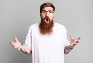 Uzun sakallı ve kızıl saçlı adam inanılmaz bir sürprizle şaşkına döndü ve hayrete düştü.