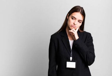 Genç ve güzel bir kadın sıkıcı, bıkkın ve uykulu hissediyor. İş kadını kavramı