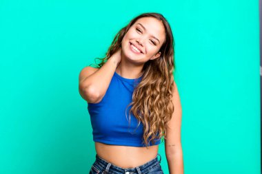 Genç, güzel bir kadın neşeli ve kendinden emin bir şekilde gülüyor. Sıradan, mutlu, dostane bir gülümsemeyle.