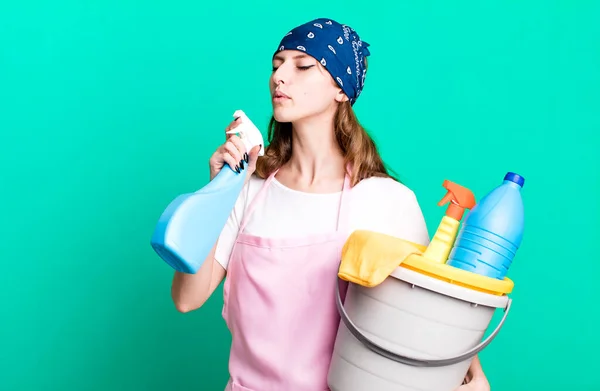 Kafkasyalı Güzel Sarışın Kadın Temizlikçi Temiz Ürün Konsepti — Stok fotoğraf