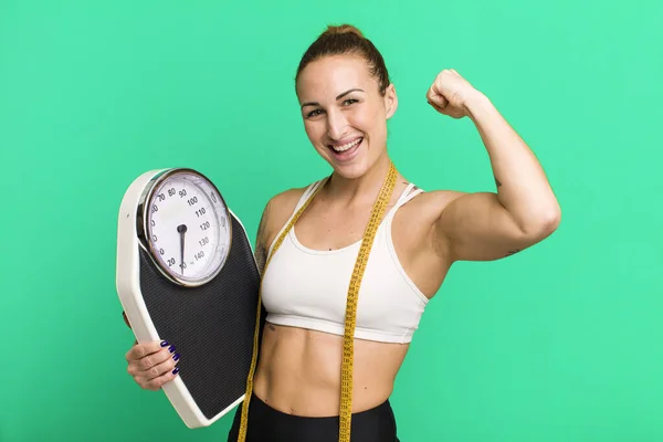 Joven Mujer Bonita Con Una Escala Concepto Dieta Acondicionamiento Físico — Foto de Stock