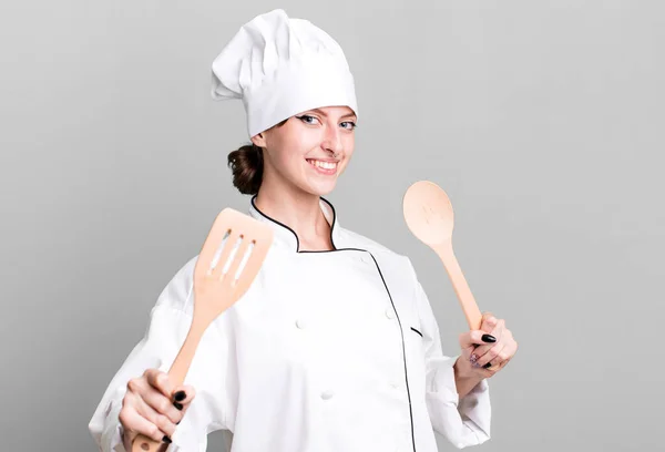 高加索漂亮的金发女人 厨师概念与木制工具 — 图库照片