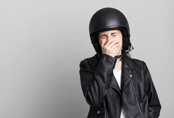 Jonge Volwassen Mooie Vrouw Motorrijder Met Leren Jas Helm — Stockfoto