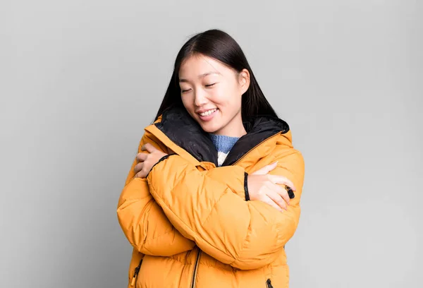 Jonge Volwassen Mooie Aziatische Vrouw Draagt Anorak Winter Koudeconcept — Stockfoto