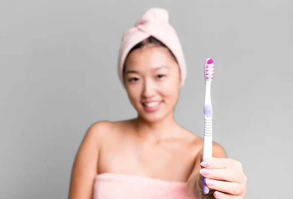 Jong Volwassen Mooi Aziatisch Vrouw Met Een Tandenborstel — Stockfoto