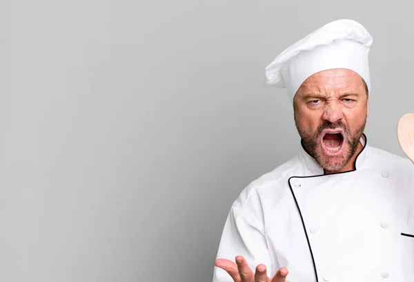 Hombre Mediana Edad Que Parece Enojado Molesto Frustrado Concepto Chef — Foto de Stock