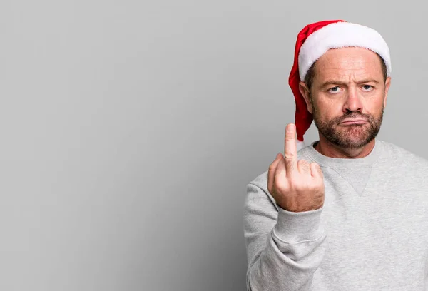 Hombre Mediana Edad Sintiéndose Enojado Molesto Rebelde Agresivo Concepto Navidad —  Fotos de Stock