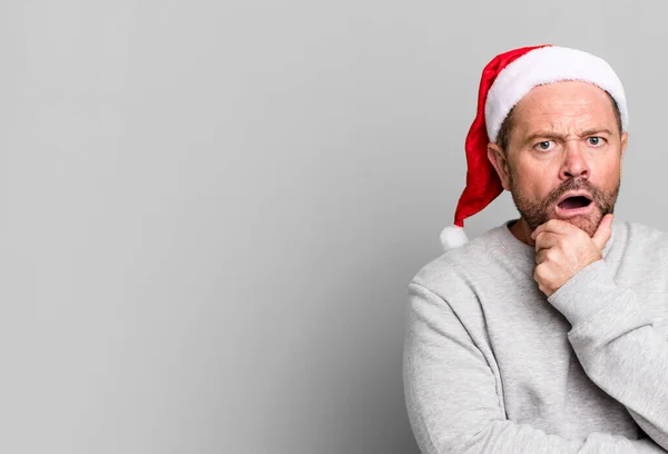 口と目の広い中年男性が開いて顎に手を クリスマスのコンセプト — ストック写真