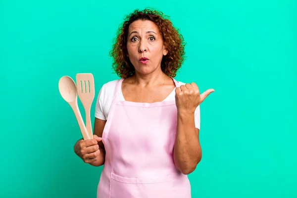 Pretty Middle Age Woman Looking Astonished Disbelief Home Wife Chef — Stock Photo, Image