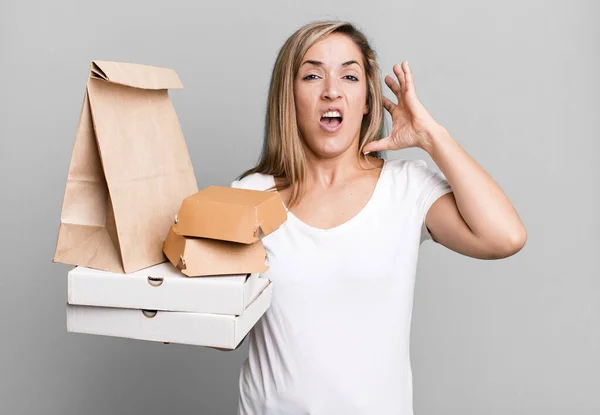 かなりブロンドの女が手を上げて叫んでる 配送は食品パッケージの概念を取り除き — ストック写真