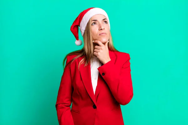 Güzel Sarışın Kadın Düşünüyor Kuşkulu Şaşkın Hissediyor Noel Noel Baba — Stok fotoğraf