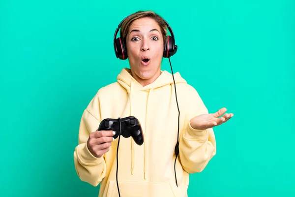 Mujer Rubia Bonita Sentirse Muy Sorprendido Sorprendido Gamer Con Auriculares —  Fotos de Stock