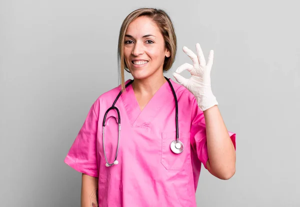 여자가 몸짓으로 승인을 간호사 — 스톡 사진