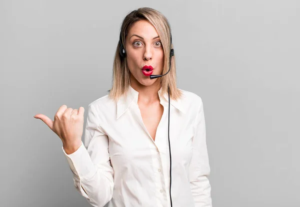 Pretty Blonde Woman Looking Astonished Disbelief Telemarketer Concept — Stock Photo, Image