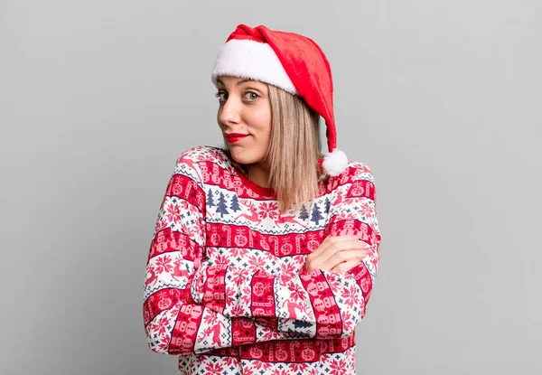 Mulher Loira Bonita Encolhendo Ombros Sentindo Confuso Incerto Natal Santa — Fotografia de Stock