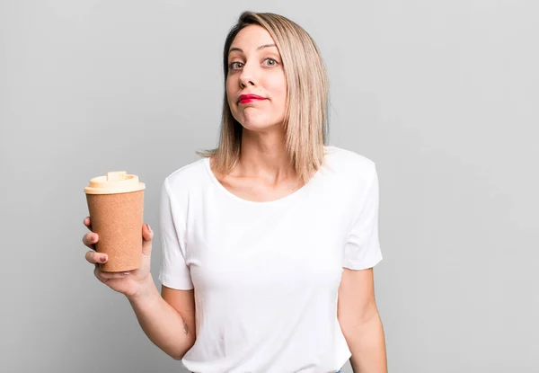 Mulher Loira Bonita Encolhendo Ombros Sentindo Confuso Incerto Com Café — Fotografia de Stock