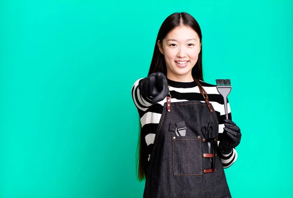 Güzel Asyalı Kadın Kamerayı Göstererek Seni Seçiyor Berber Konsepti — Stok fotoğraf