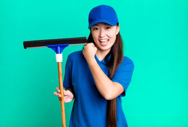 Mulher Asiática Bonita Sentindo Feliz Enfrentando Desafio Celebrando Conceito Limpeza — Fotografia de Stock