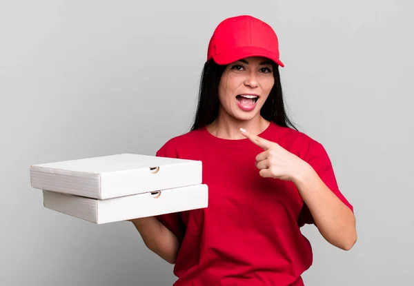 Hispanic Pretty Woman Looking Excited Surprised Pointing Side Delivery Pizza — Stock Photo, Image
