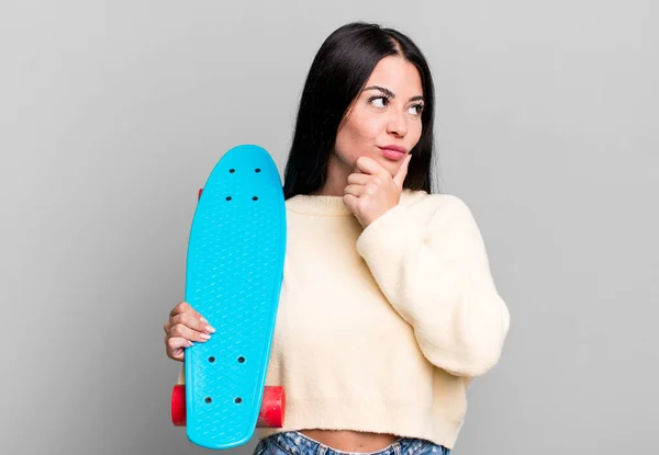 Hispanic Pretty Woman Thinking Feeling Doubtful Confused Skate Boarding Concept — Stock Photo, Image