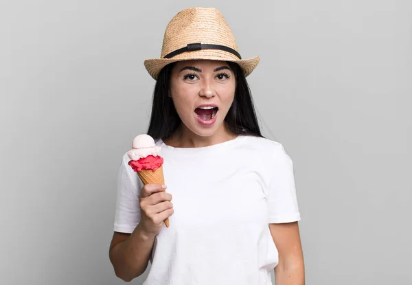 Spanyol Güzel Kadın Çok Şaşırmış Şaşkın Görünüyor Dondurma Yaz Konsepti — Stok fotoğraf