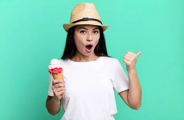 Jolie Femme Hispanique Regardant Étonné Dans Incrédulité Crème Glacée Concept — Photo