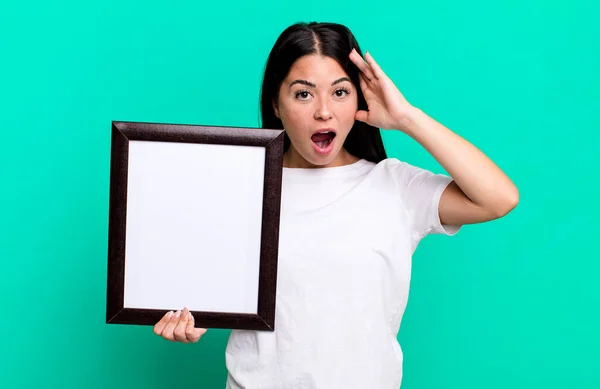 Hispanic Pretty Woman Looking Happy Astonished Surprised Empty Blank Frame — Stock Photo, Image