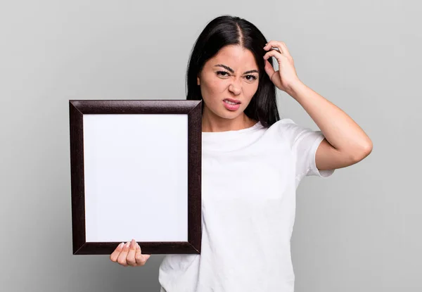 Hispanic Pretty Woman Feeling Confused Puzzled Showing You Insane Empty — Stock Photo, Image