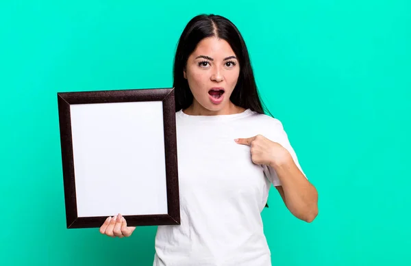 Hispanic Pretty Woman Looking Shocked Surprised Mouth Wide Open Pointing — Stock Photo, Image