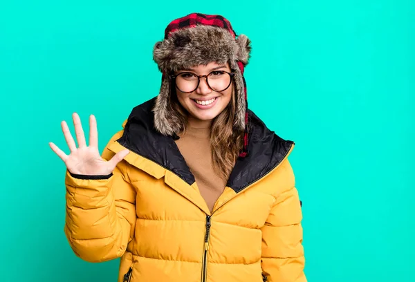 Latynoska Ślicznotka Uśmiechająca Się Wyglądająca Przyjaźnie Numerem Noszącą Anorak Zimna — Zdjęcie stockowe