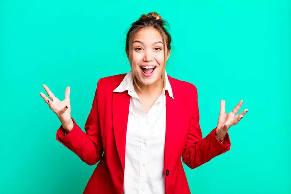 Hispanic Söt Kvinna Känner Sig Lycklig Och Förvånad Över Något — Stockfoto
