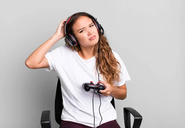 Hispanic Pretty Woman Smiling Happily Daydreaming Doubting Gamer Concept — Foto Stock