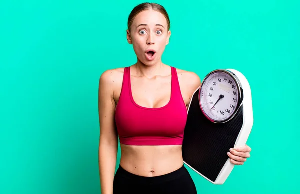 Mujer Guapa Caucásica Mirando Muy Sorprendido Sorprendido Concepto Fitness Dieta —  Fotos de Stock