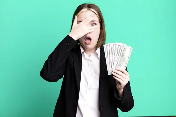 若い可愛い女はショックを受けて怖がったり怖がったり手で顔を覆う ドル紙幣 — ストック写真