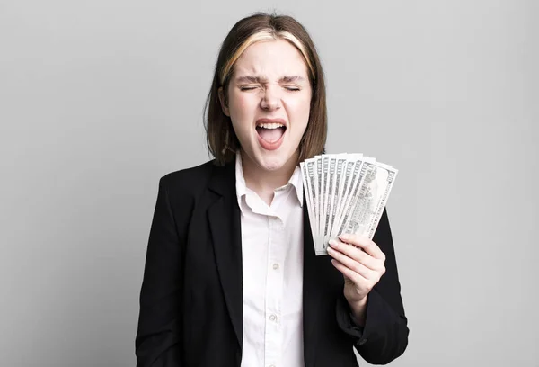 Giovane Bella Donna Gridando Aggressivamente Guardando Molto Arrabbiato Banconote Dollari — Foto Stock