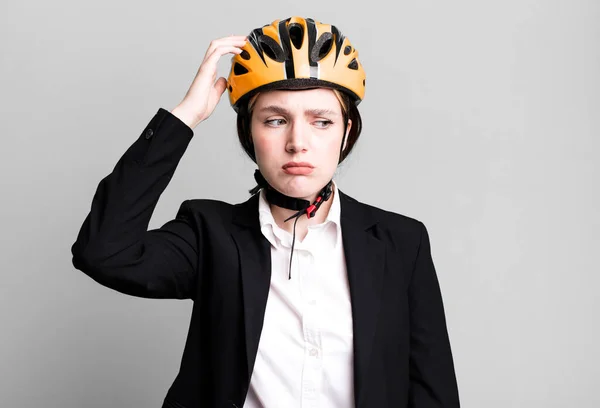 年轻漂亮的女人感到困惑和困惑 自行车和女商人概念 — 图库照片