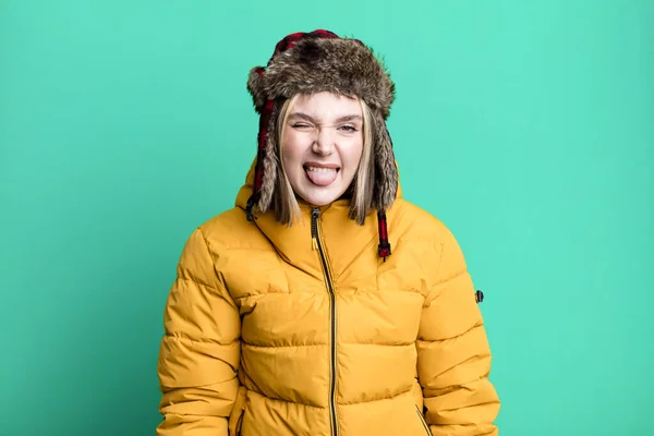 Fiatal Csinos Úgy Érzi Undorító Irritált Nyelve Hideg Kabát Koncepció — Stock Fotó