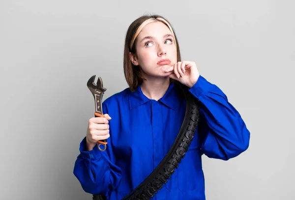 Young Pretty Woman Thinking Feeling Doubtful Confused Bike Mechanic Concept — Stock Photo, Image