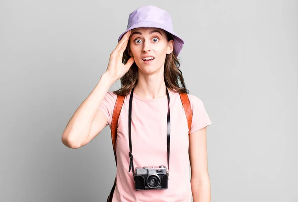 Jonge Mooie Vrouw Die Gelukkig Verbaasd Verrast Uitziet Toeristisch Concept — Stockfoto