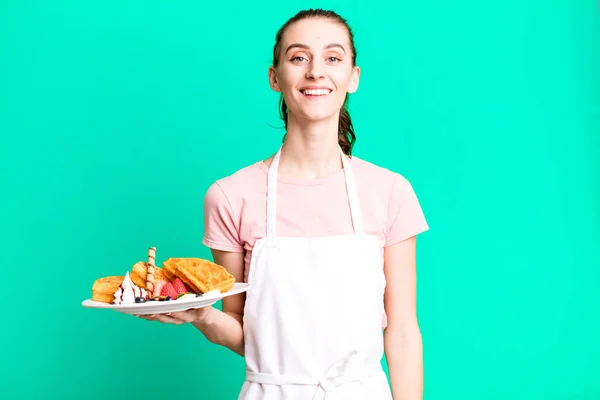Jovem Mulher Bonita Olhar Feliz Agradavelmente Surpreendido Conceito Waffles — Fotografia de Stock