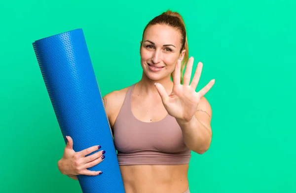 Jonge Mooie Vrouw Glimlachend Vriendelijk Toont Nummer Vijf Fitness Yoga — Stockfoto