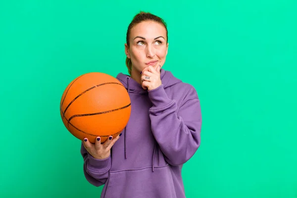 Junge Hübsche Frau Die Denkt Zweifelt Und Verwirrt Ist Basketball — Stockfoto
