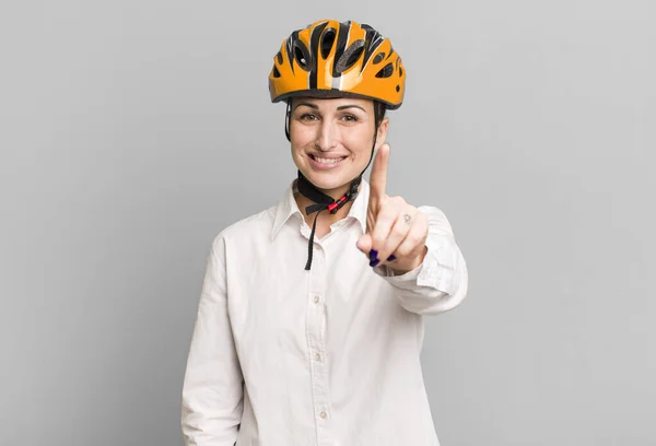 Fiatal Csinos Mosolyogva Büszkén Magabiztosan Hogy Első Számú Üzleti Kerékpár — Stock Fotó