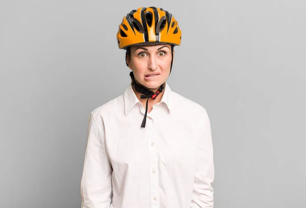 Jeune Jolie Femme Air Perplexe Confus Concept Business Vélo — Photo