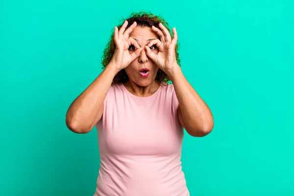 Μεσήλικας Ισπανόφωνη Γυναίκα Αισθάνεται Σοκαρισμένη Έκπληκτη Και Έκπληκτη Κρατώντας Γυαλιά — Φωτογραφία Αρχείου