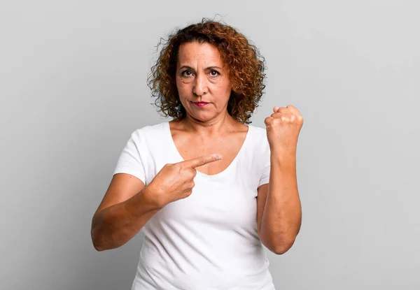 Hispanische Frau Mittleren Alters Sieht Ungeduldig Und Wütend Aus Zeigt — Stockfoto