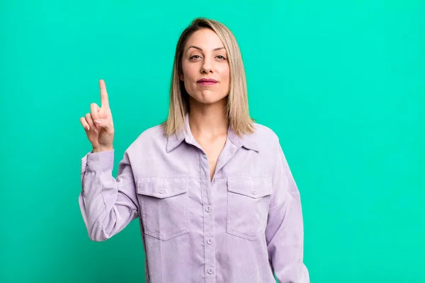 Blonde Adult Woman Smiling Cheerfully Happily Pointing Upwards One Hand — Fotografia de Stock
