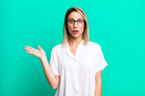 Blonde Adult Woman Looking Surprised Shocked Jaw Dropped Holding Object — Foto Stock